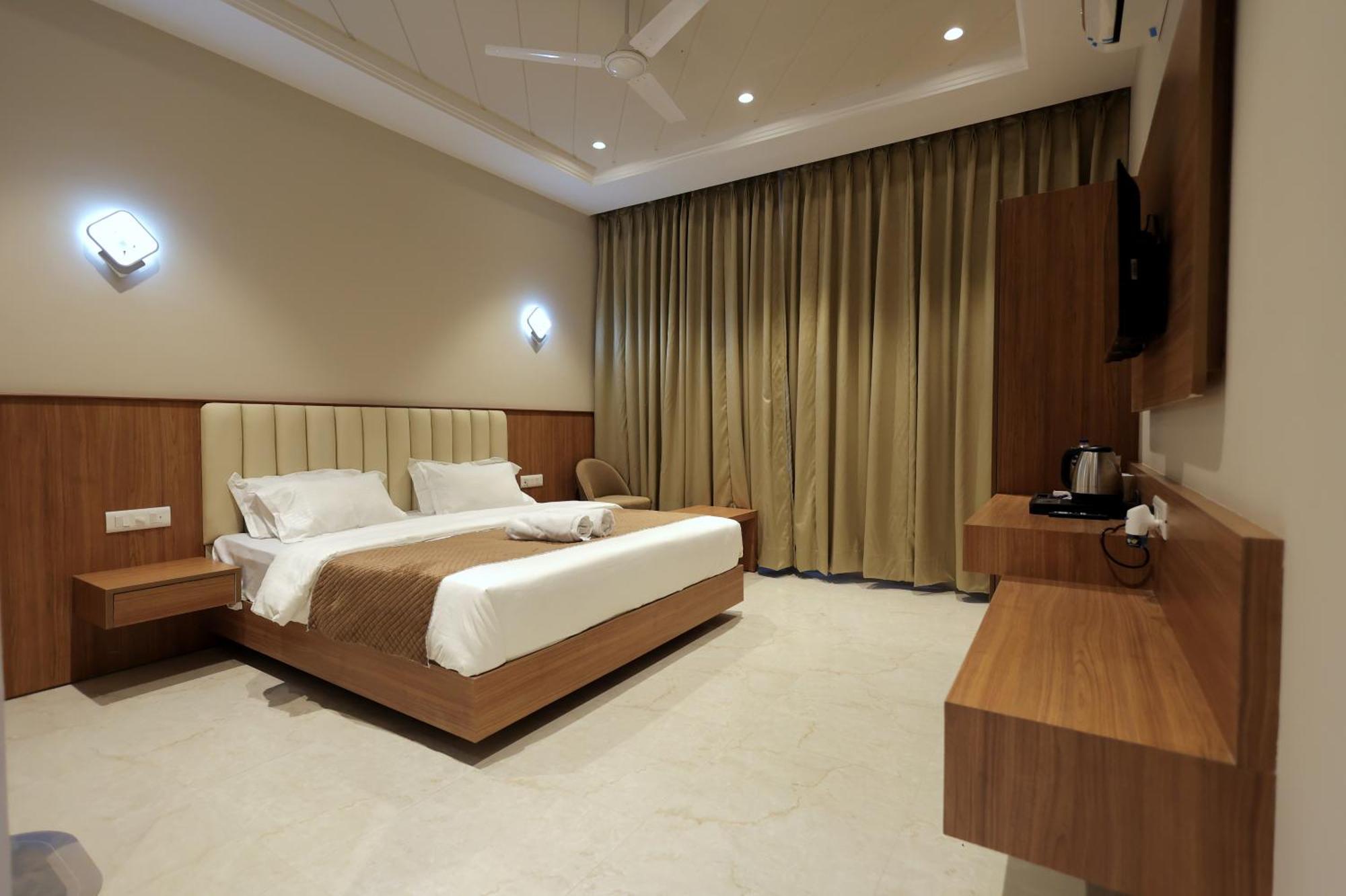 Hotel Regal Palm Moradabad Esterno foto