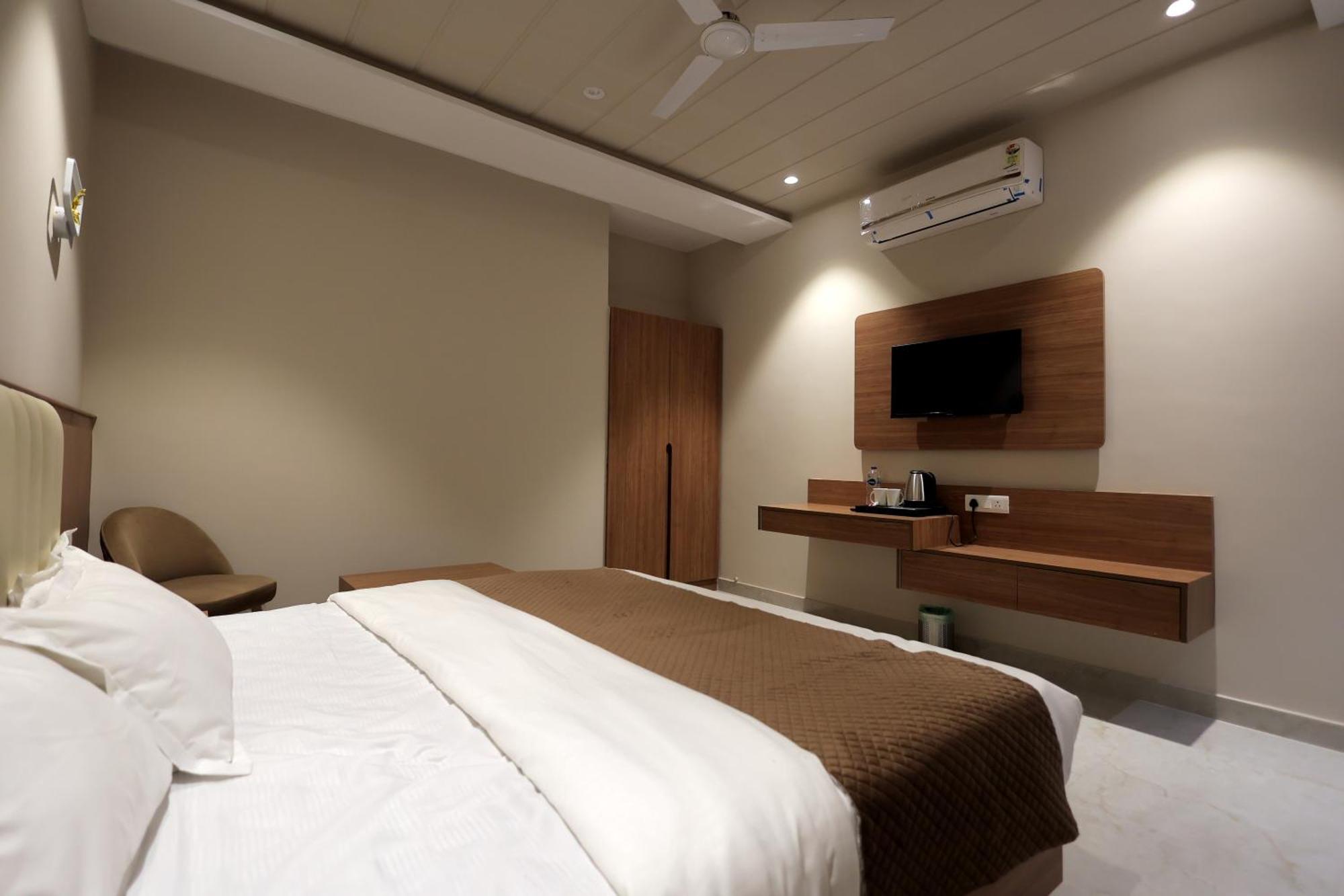 Hotel Regal Palm Moradabad Esterno foto