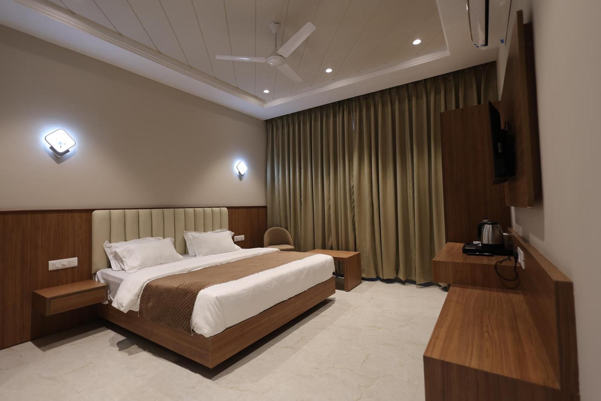 Hotel Regal Palm Moradabad Esterno foto